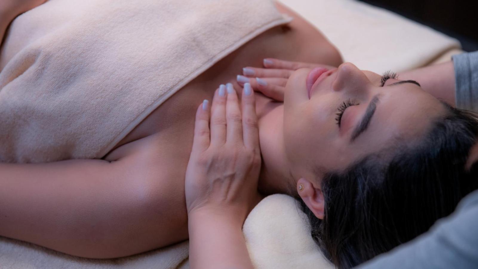 The Abdali Boulevard Hotel Amã Exterior foto A woman receiving a facial massage