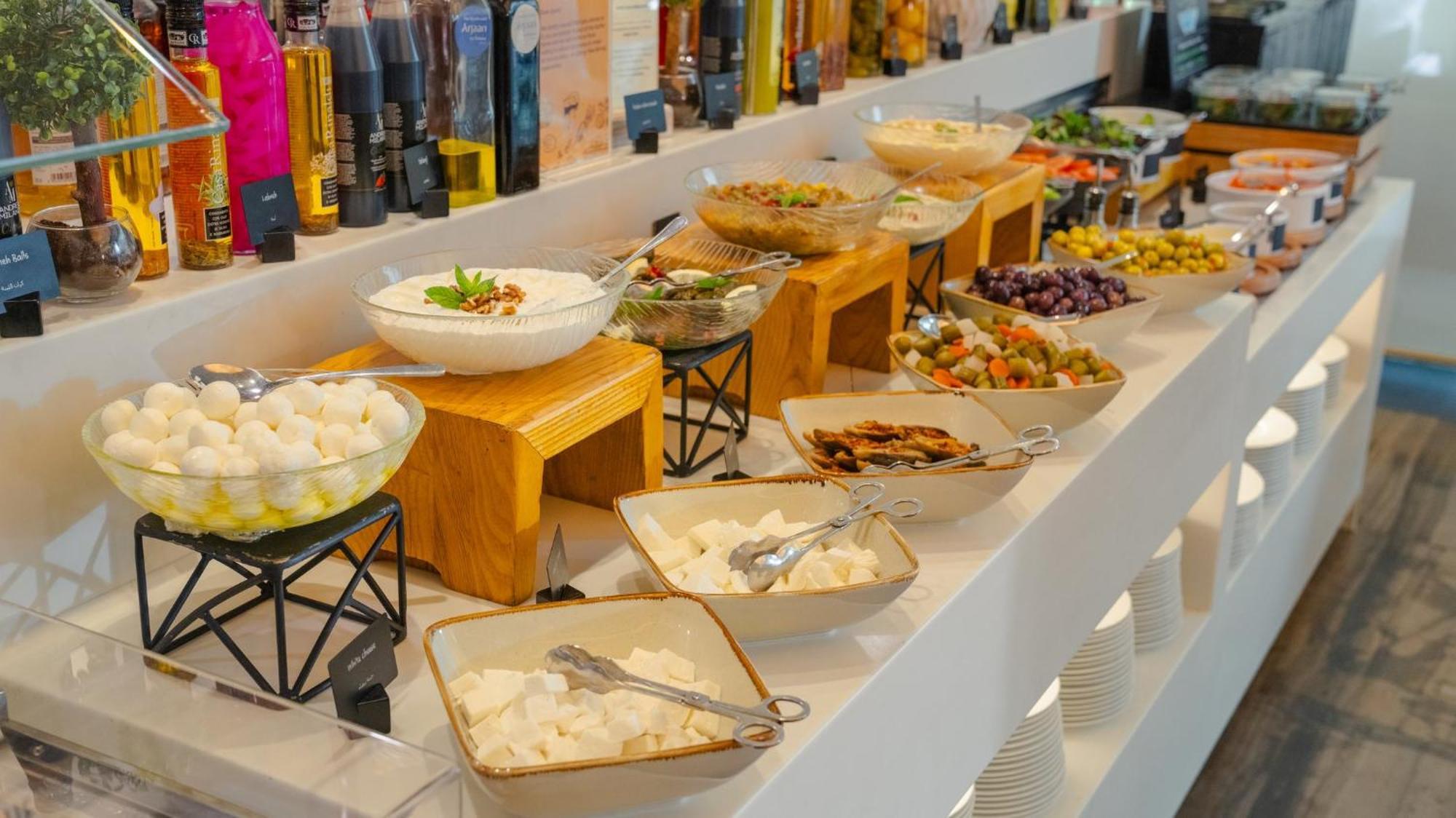 The Abdali Boulevard Hotel Amã Exterior foto A selection of Greek meze